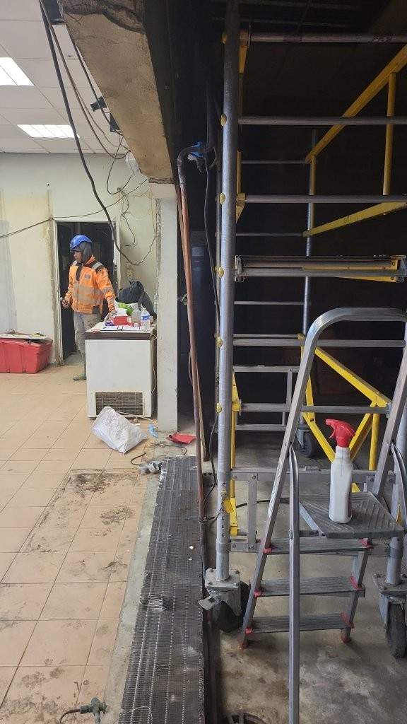 Démolition bâtiment : désamiantage du revêtement des murs amianté avant démolition du bâtiment