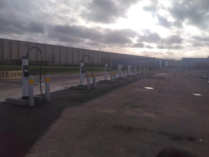 Station de recharge électrique poids lourd chez Transport Malherbe Vironvay (27)