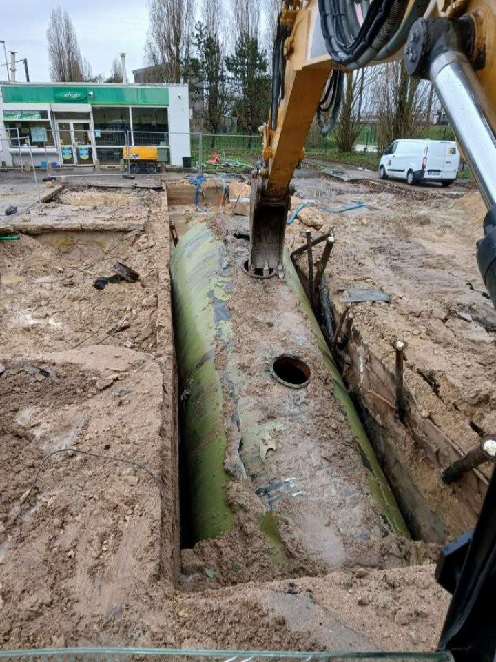 Extraction et évacuations des cuves (1cuve de 60m³, 1 de 40m³, 1de 30m³)