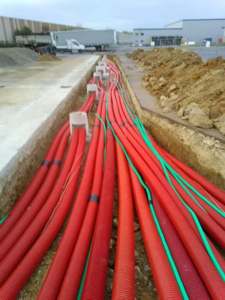 Tranchée pour pose des fourreaux et socle béton pour borne électrique