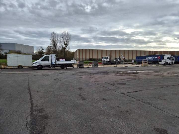 Station de recharge électrique pour poids lourds
