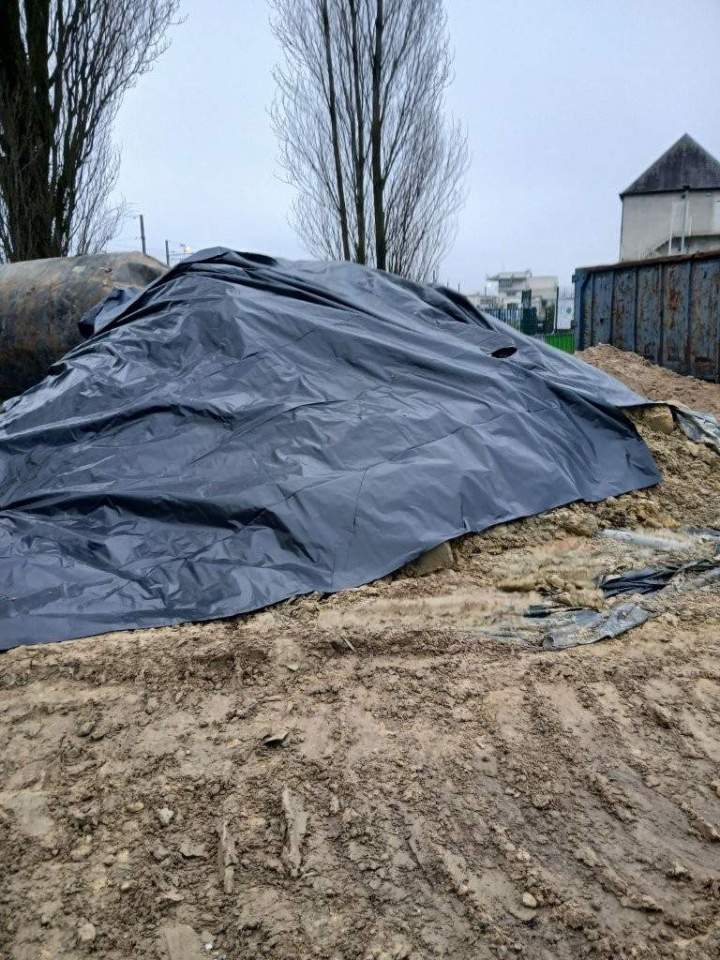 Stockage sous bâche, puis chargement évacuation par camion semi vers centre de traitement adaptés