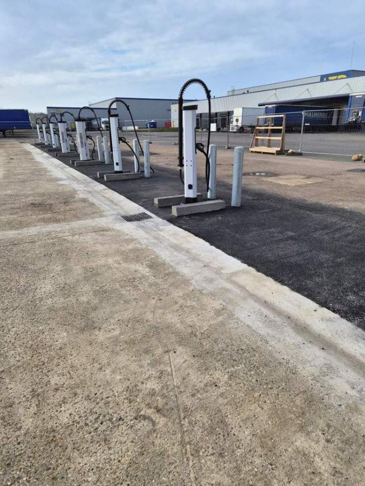 Bornes de recharge électrique pour poids lourds