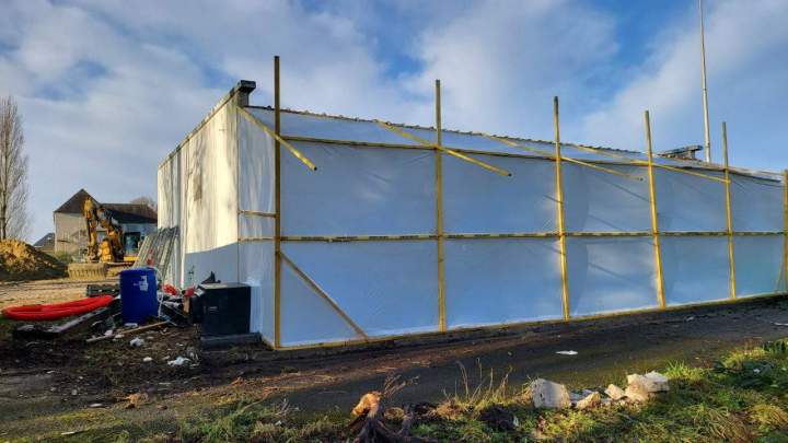 Démolition bâtiment : désamiantage du revêtement des murs amianté avant démolition du bâtiment